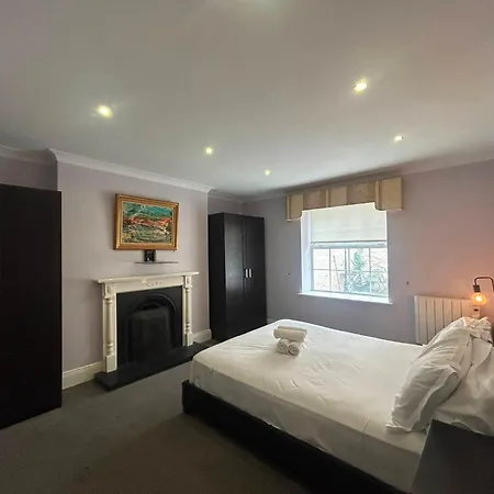 Characterful 2bdr Flat With Terrace Apartment